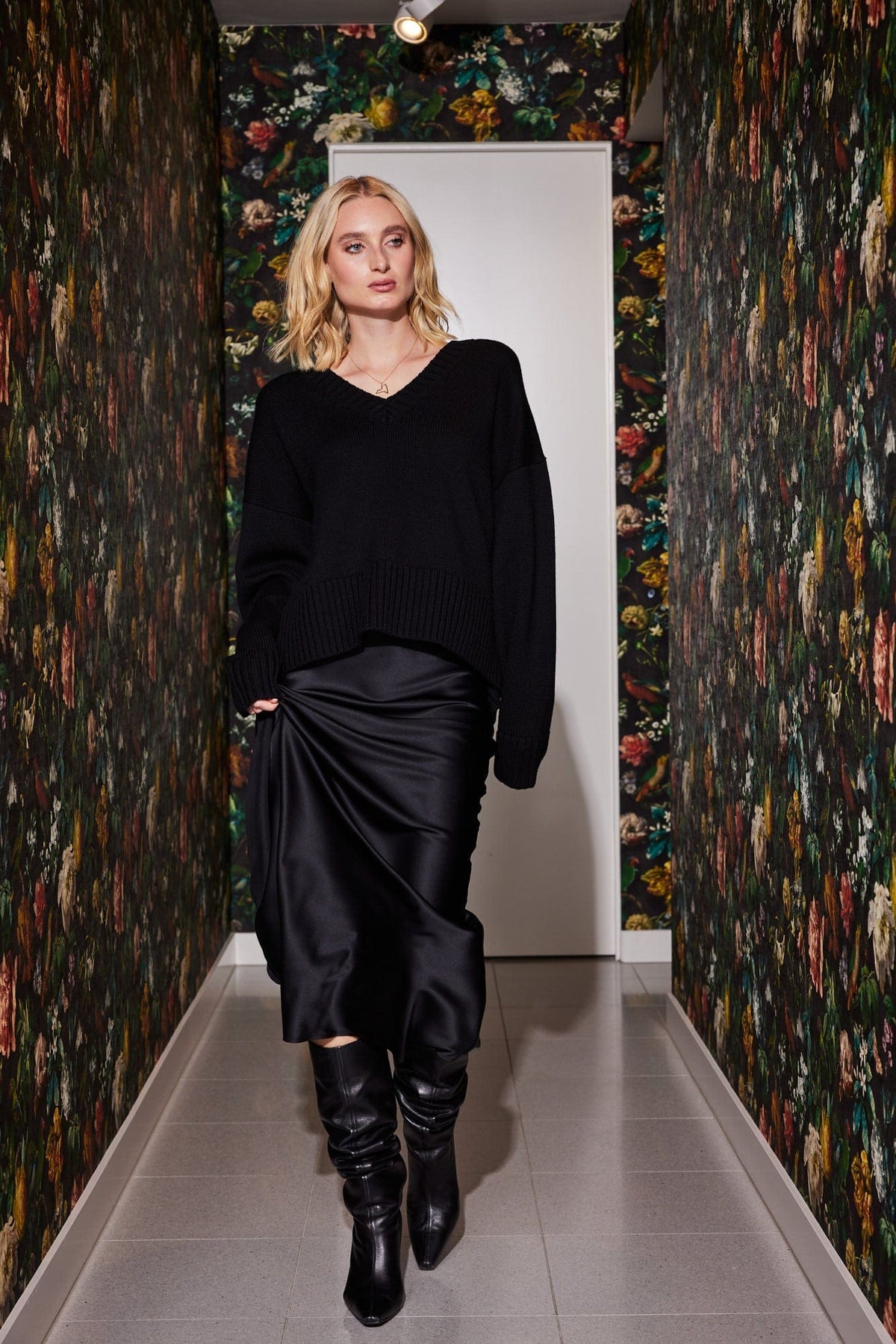 Lindsay Nicholas New York Sweaters V-Neck Knitted Sweater in Black