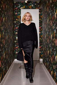 Lindsay Nicholas New York Sweaters V-Neck Knitted Sweater in Black