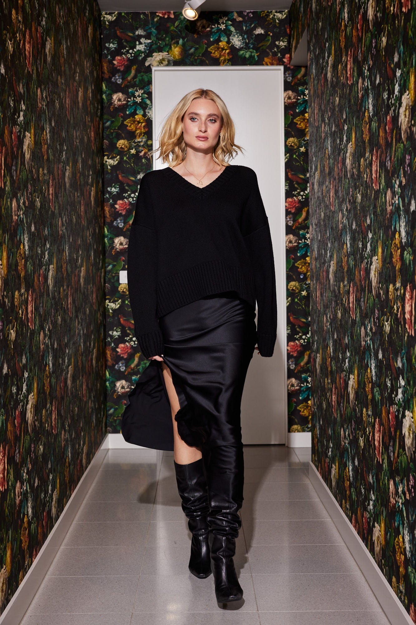 Lindsay Nicholas New York Sweaters V-Neck Knitted Sweater in Black