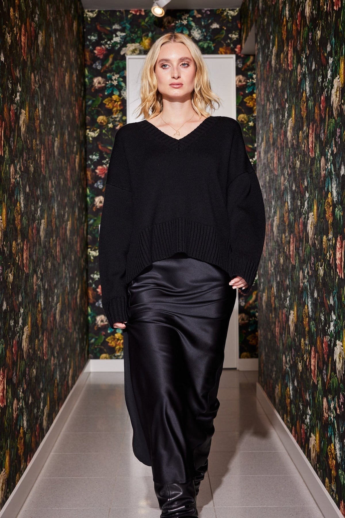 Lindsay Nicholas New York Sweaters V-Neck Knitted Sweater in Black