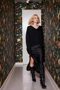 Lindsay Nicholas New York Sweaters V-Neck Knitted Sweater in Black