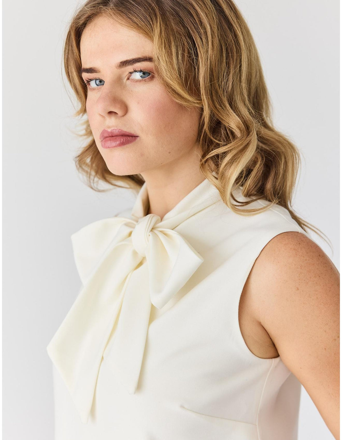 Lindsay Nicholas New York TOP Bow Blouse in Créme