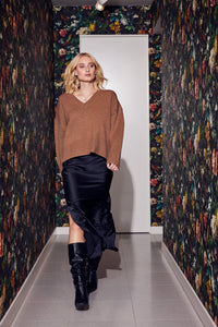 Lindsay Nicholas New York Sweaters V-Neck Knitted Sweater in Fawn