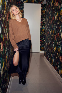 Lindsay Nicholas New York Sweaters V-Neck Knitted Sweater in Fawn