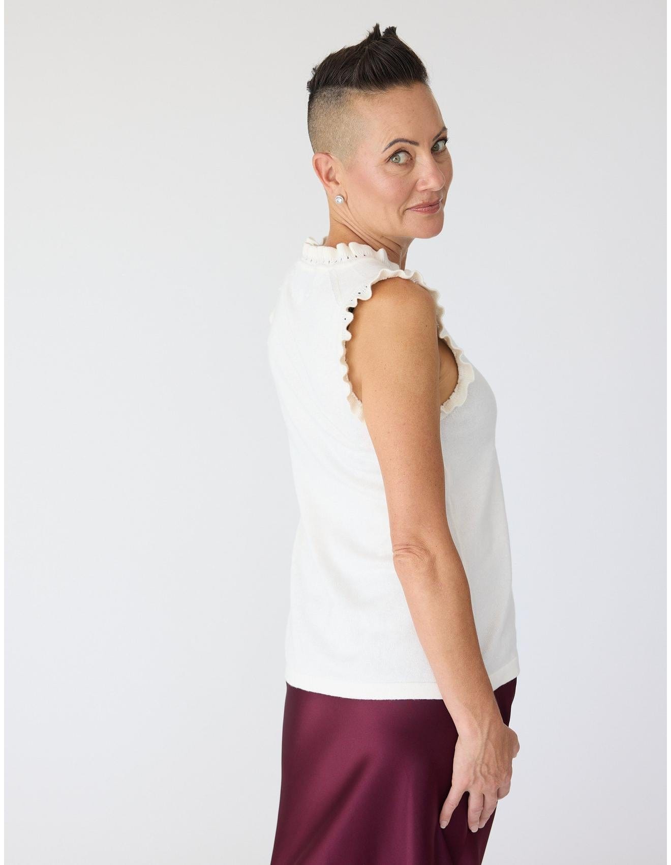 Lindsay Nicholas New York Top Frill V-Neck Shell in Creme