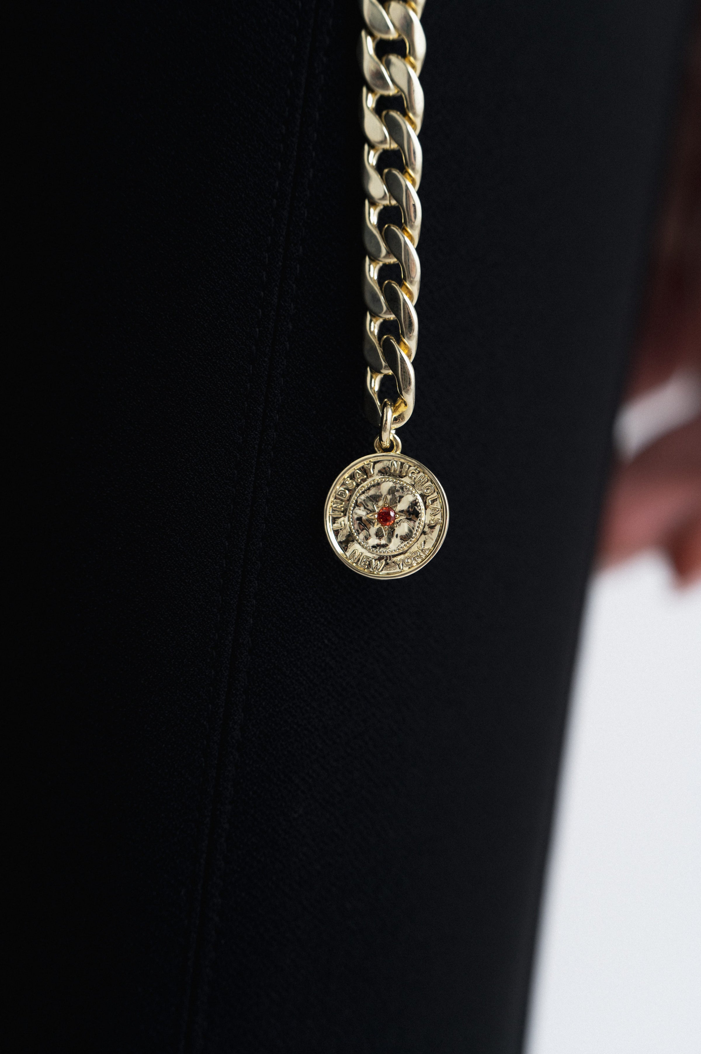 Lindsay Nicholas New York acceso Fire Horse Chain Belt in Gold