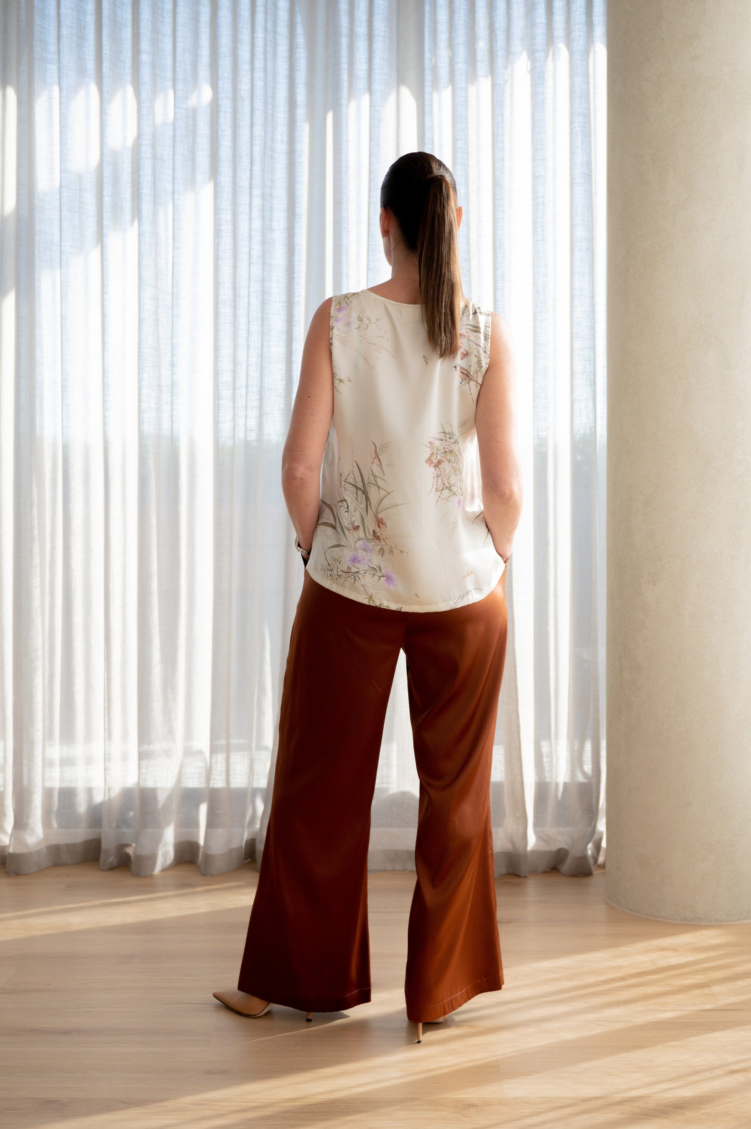 Lindsay Nicholas New York Sleeveless Tops Shell in Créme Bird Fleur Silk