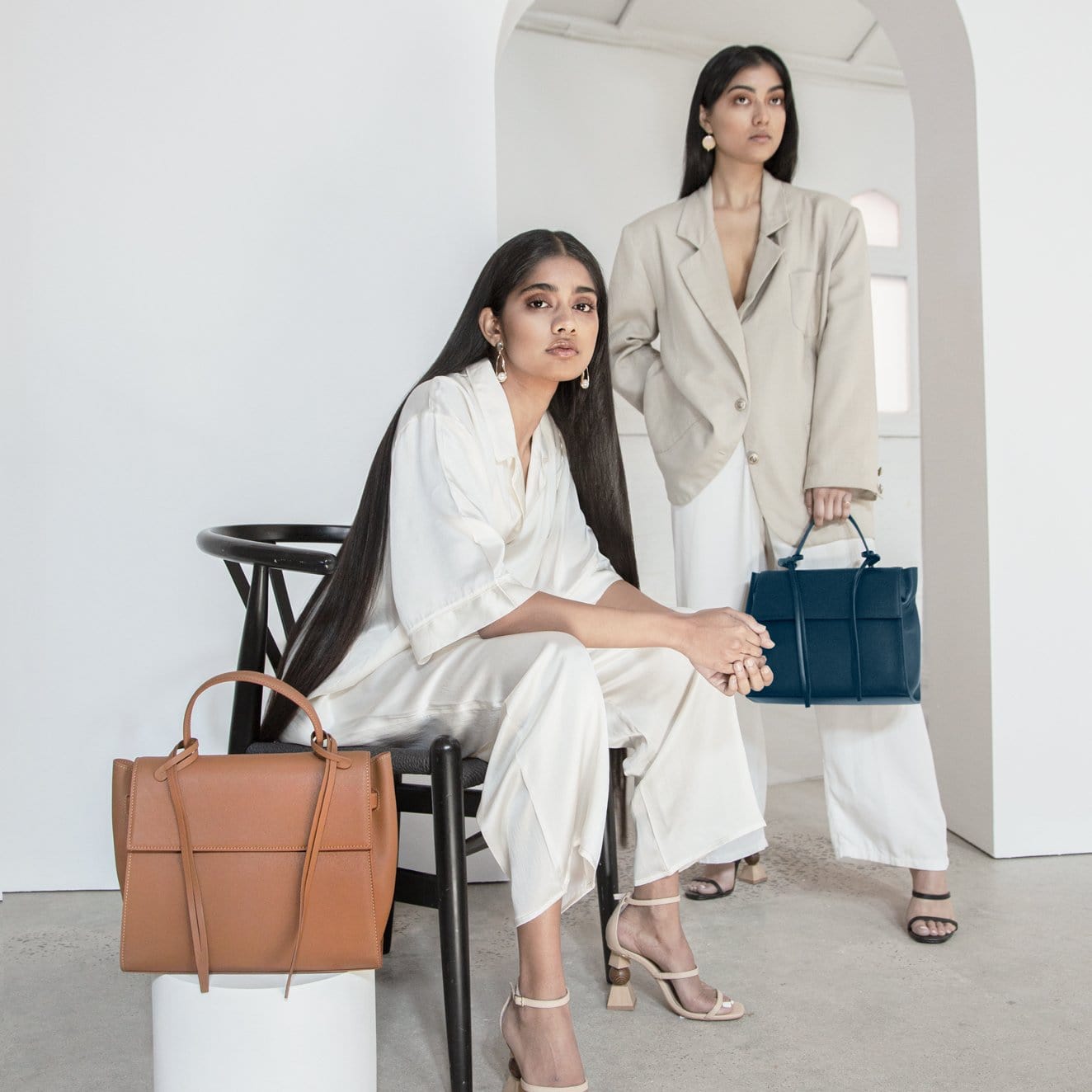X-Nihlio Handbags bags Bank Bag in Tan